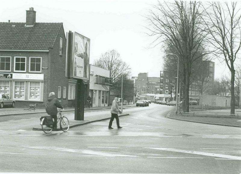 Ledeboerstraat 1997 Hoek Brinkstraat; met makelaarskantoor van der Woning.jpg