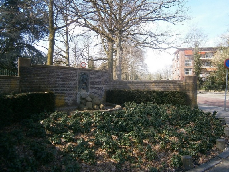 Stadsmatenstraat trappen en perkje bij ingang Volkspark.JPG