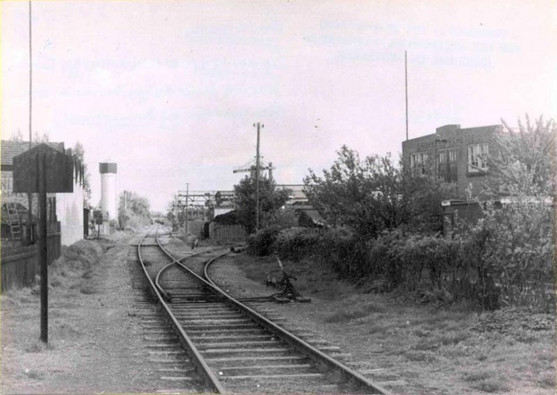 Tweede Emmastraat met confectiefabriek Ter Balkt en Schutte 1943 Spoorlijn, verbinding tussen Station Zuid en lijn Enschede-Boekelo.jpg