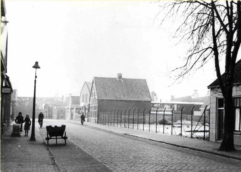 Emmastraat 1935 Westelijk deel bij splitsing Zwedeweg; op de achtergrond houthandel Denneboom.jpg