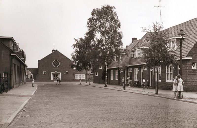 Dennenweg in de richting van de Maranathakerk aan de Tweede Emmastraat.jpg