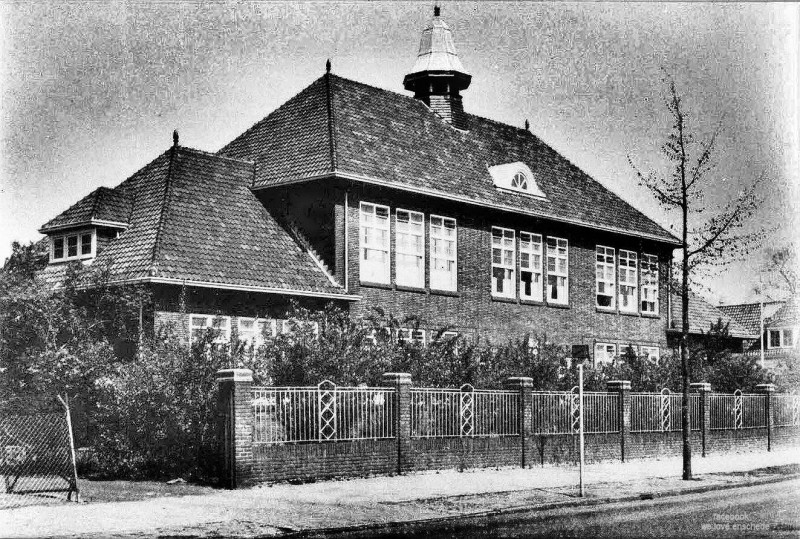 Haaksbergerstraat School met de bijbel nu De Bron.jpg