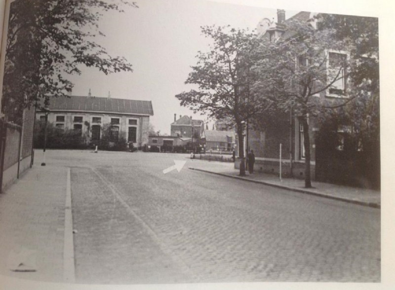 Piet Heinstraat hoek Parkweg Stationsplein met op achtergrond loods NS. De pijl wijst naar Atjehpark.jpg