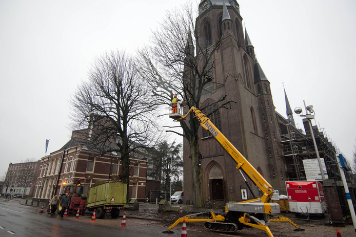 Brandje kapel Jozephkerk in Enschede aangestoken.jpg