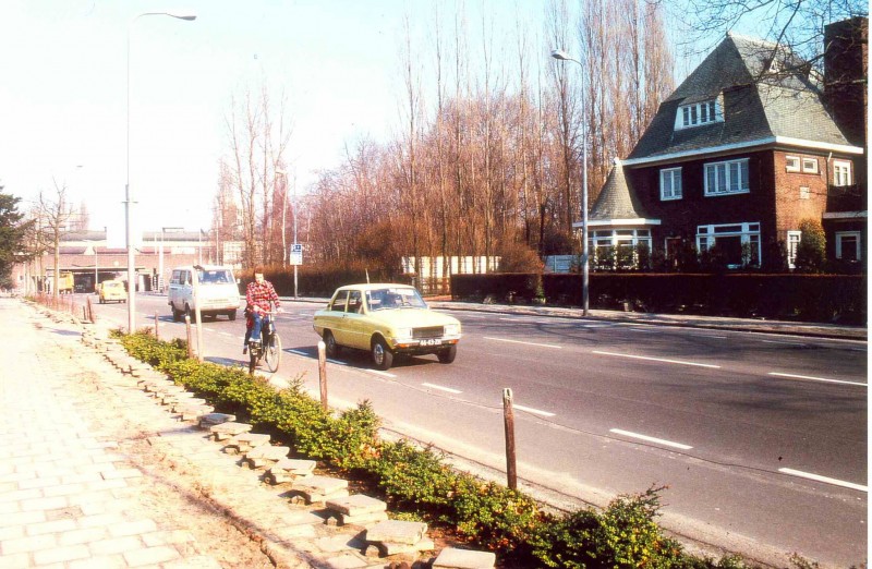 De Ruyterlaan, zicht vanaf de Tromplaan in noordelijke richting, op de achtergrond de Prinses Beatrixtunnel. (1979).jpg
