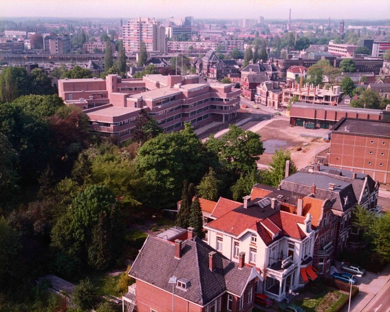 Hermandad 1980 Vanaf ITC-flat in noordelijke richting met villa's aan de Haaksbergerstraat.jpg