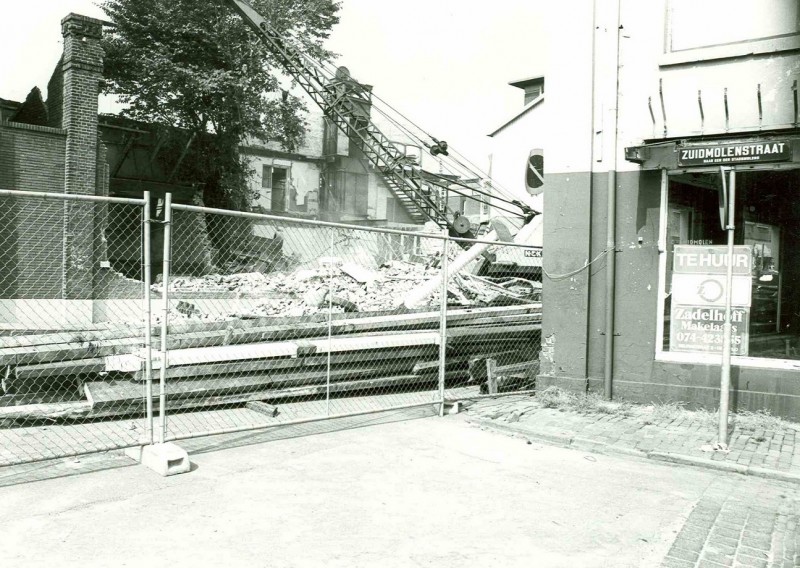 Zuidmolenstraat aug. 1984 Sloop textielfabriek de Nijverheid.jpg