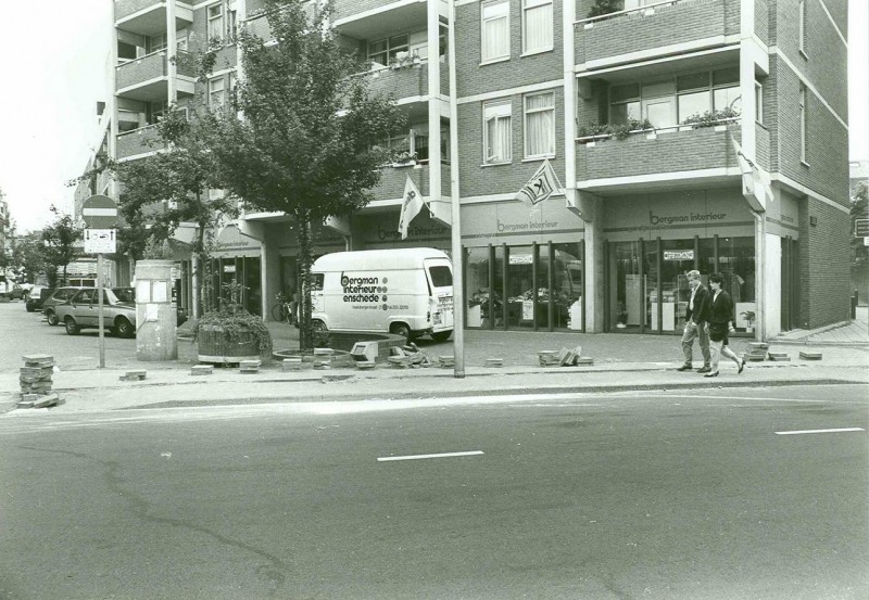 Korte Haaksbergerstraat 1980 Rechts In de Hagen en winkel van Bergman Interieur.jpg