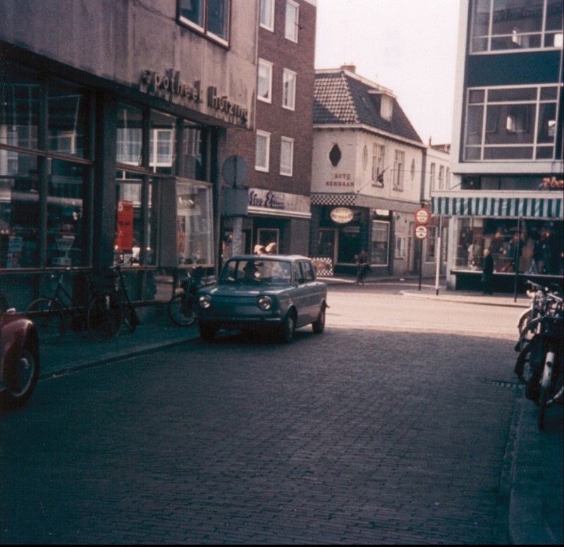 windbrugstraat Hoek Van Loenshof richting Walstraat met apotheek Huizing 1970. Walstraat autorenbaan.jpg