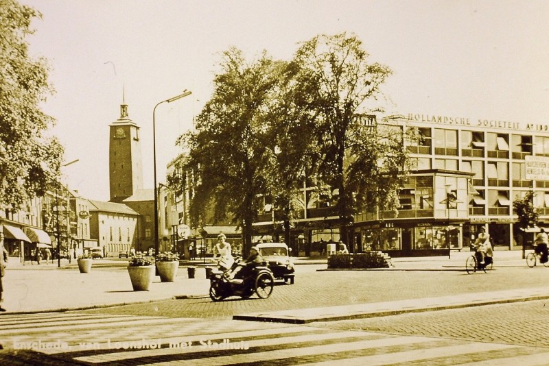 van Loenshof met stadhuis.JPG