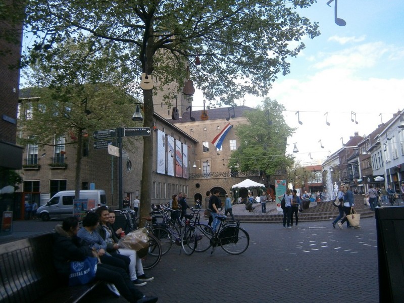 Van Loenshof hoek Langestraat Stadhuis en evenement Muziek in de straten op Ei van Ko.JPG