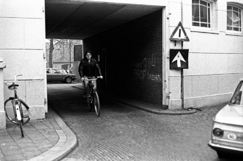 Klokkenplas vanaf Oude Markt gezien. Tunneltje nog  aanwezig.jpg