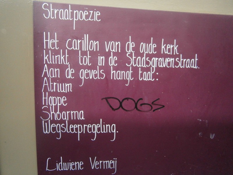 Stadsgravenstraat straatpoezie Lidwiene Vermeij.JPG