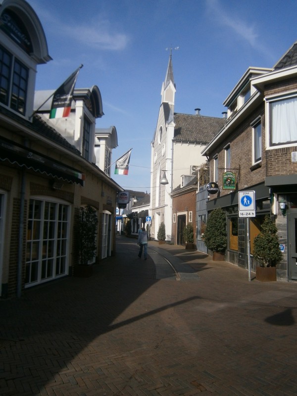Stadsgravenstraat vanaf Van Lochemstraat met Menistenkerkje.JPG
