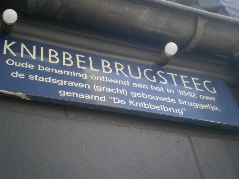 Knibbelbrugsteeg straatnaambord (2).JPG