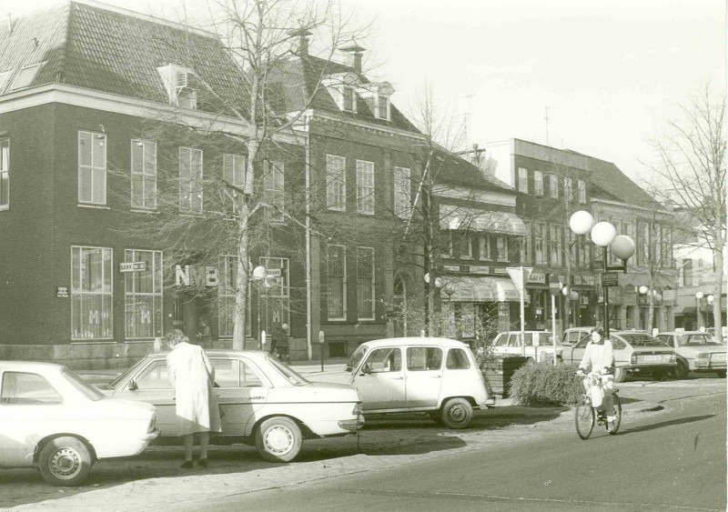 Oude Markt 2-2-1981 Links het pand van de NMB bank.jpg