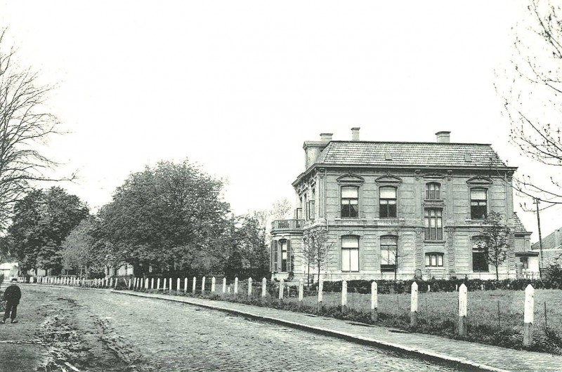 Hengelosestraat  hoek  nu Raiffeisenstraat woning 1892  dokter B.J. van Delden.jpg