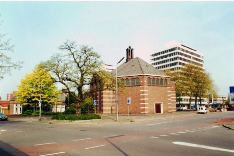 Brinkstraat hoek Perikweg  met Renatakerk met daarachter Twentec torens.jpg