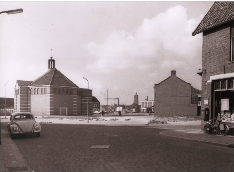 Brinkstraat na de verbeteringswerkzaamheden; links de Renatakerk; rechts op de voorgrond de ingang van de Rietmolenstraat 1963.jpg