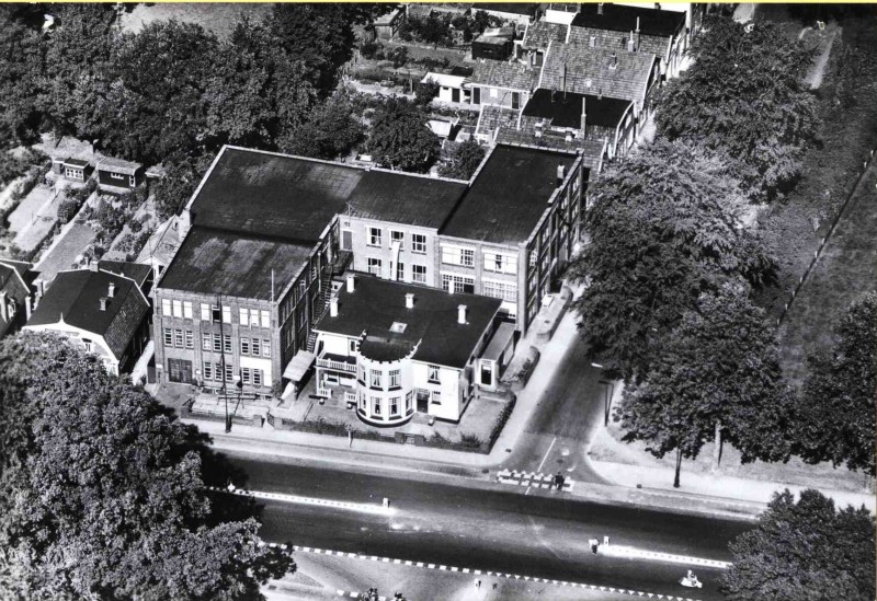 Hengelosestraat 1955 Hoek Roessinghsbleekweg. Luchtopname van confectiefabriek gezusters Borst..jpg