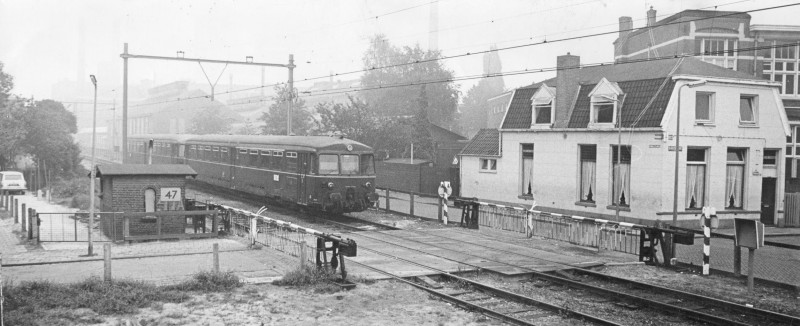 Kloosterstraat met spoorweg overgang naar de Molenstraat 1969.jpg