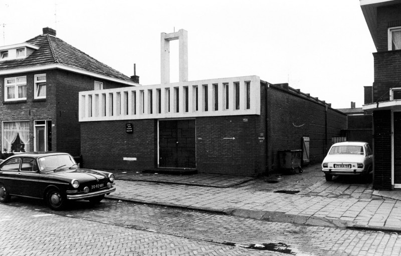Lipperkerkstraat Straatbeeld met geparkeerde auto's voor moskee. vroeger pniel kerk.jpg