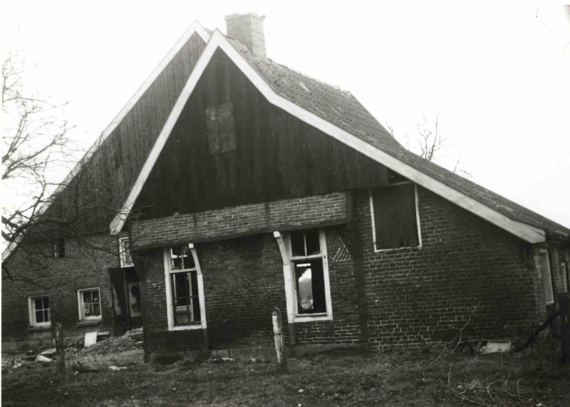 Wesselerbrink 1965 Vakwerkboerderijtje op erve 't Leunenberg, gesloopt door jeugd.jpg