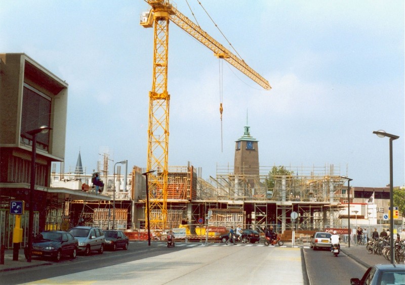 Mooienhof Hijskraan op het H.J. van Heekplein gezien vanaf De Mooienhof. De Bijenkorfis in aanbouw. Op de achtergrond het stadhuis. Op de voorgrond de busbaan..jpg
