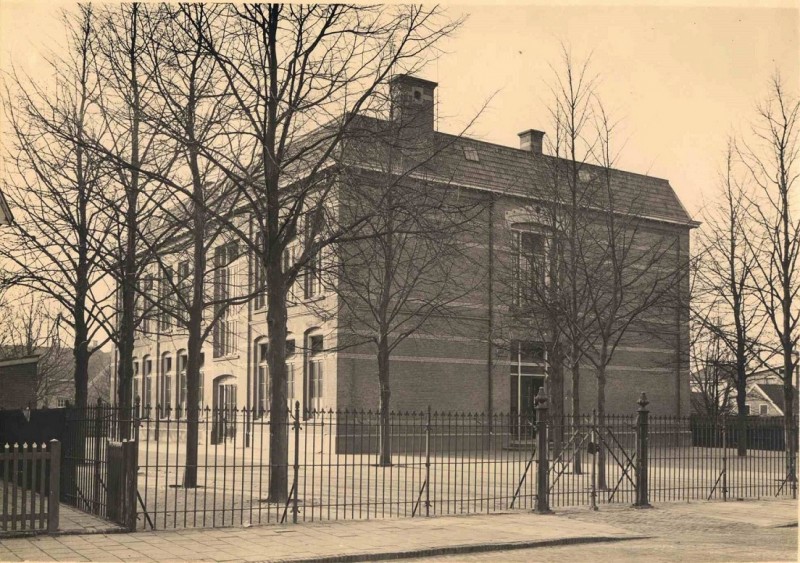 Javastraat 1931 School B IV, school voor openbaar lager onderwijs, Javaschool..jpg