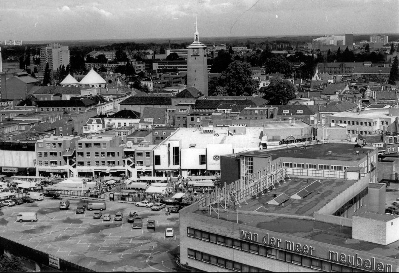 Boulevard 1945 vanaf Vroom & Dreesman kijkend over de warenmarkt op het Van Heekplein met de Klanderij rechts in het midden de toren van het stadhuis.jpg