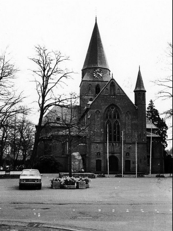 Dorpstraat Lonneker Kerk H.Jacobus de Meerdere aan de Scholten Reimerstraat 42 met de dikke steen aan de voorzijde. Gebouwd in 1911-1912 naar een ontwerp door W. te Riele..jpg