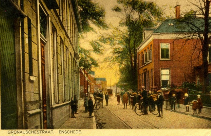 Gronauschestraat, met rails van de paardentram en jongens met transport fietsen, 1925.jpg