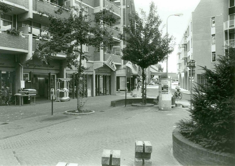 Korte Haaksbergerstraat Hoek Beltstraat met winkel Bergman Interieur 1975.jpg