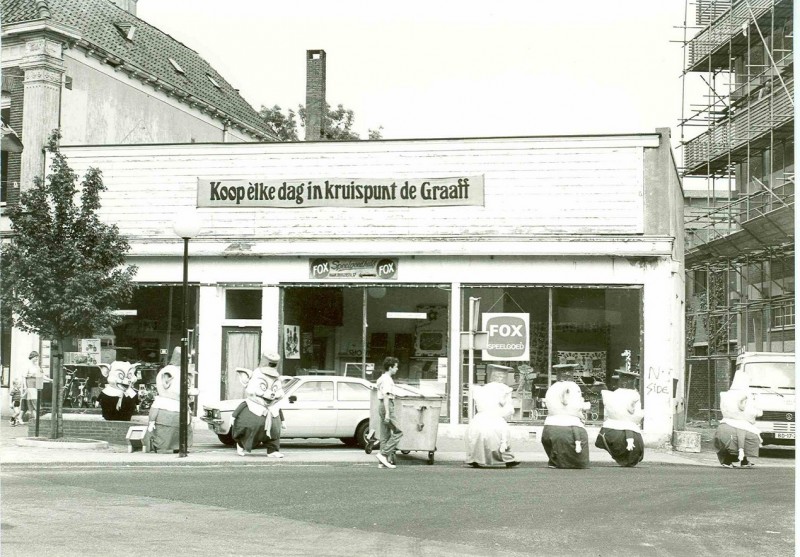 Korte Haaksbergerstraat juni 1982 Speelgoedwinkel FOX, rechts gedeelte van 't Belthoes in de steigers.jpg