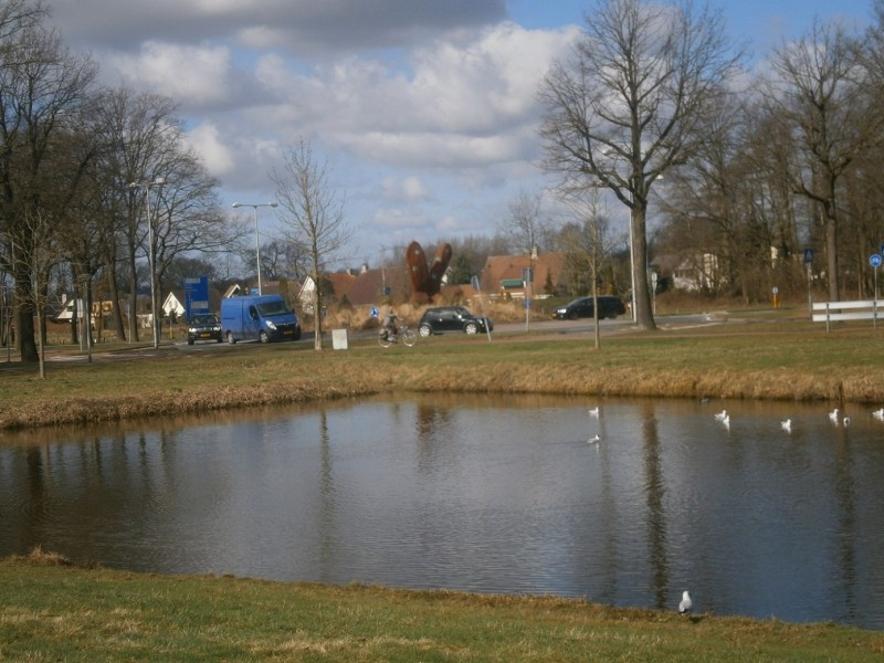 Haaksbergerstraat rotonde en vijver vanaf Dikkersbos.JPG