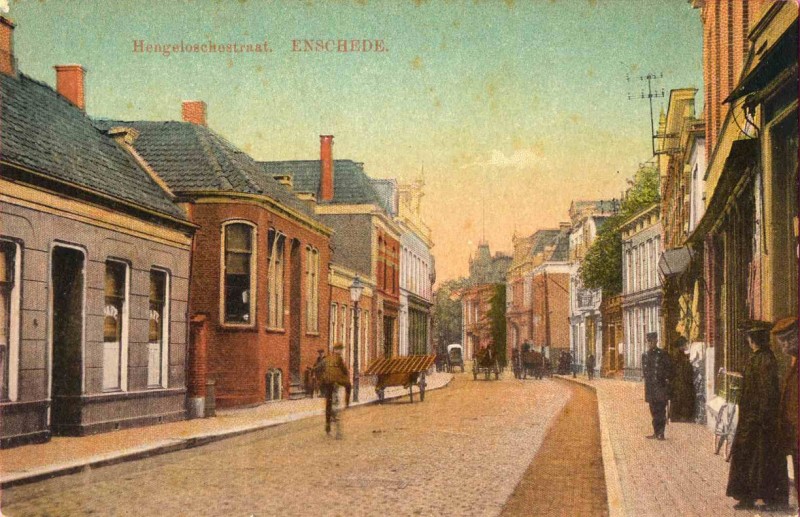 Hengelosestraat nu Korte Hengelosestraat 1890 Vanuit Marktstraat in noordelijke richting. cafe v.d. Lande.jpg