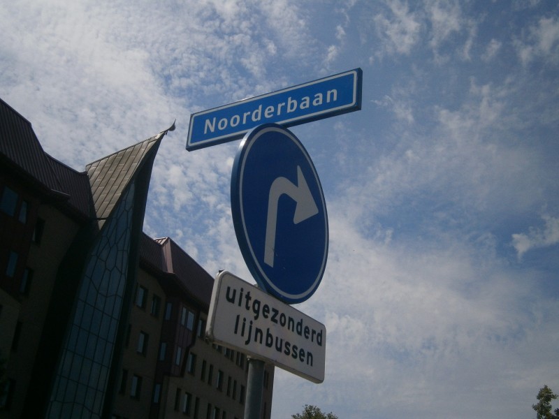 Noorderbaan busbaan Hengelosestraat straatnaambord.JPG
