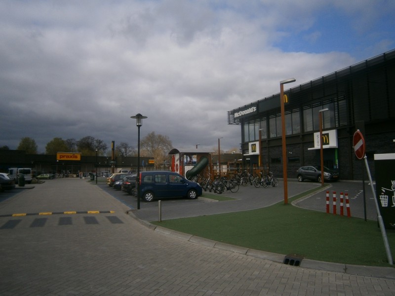 Schuttersveld woonplein Mc. Donalds.JPG