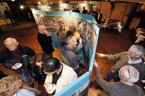 Aanwonenden en andere belangstellenden rondom het trace van de nieuwe N18, geprojecteerd op luchtfoto's bij De Olde Molle in Neede tijdens de eerste van zeven inloopavonden. Foto Carlo ter Ellen