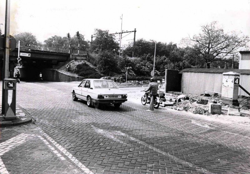 Tubantiasingel 1978 T.h.v. Spoordijkstraat met Volksparktunnel.jpg