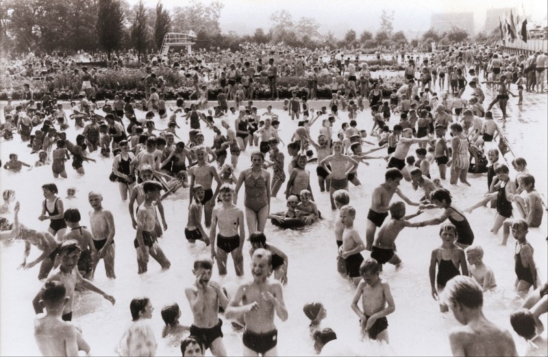 J.J. van Deinselaan 1959 Druk bezocht zwembad Het Diekman.jpg