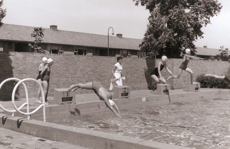 J.J. van Deinselaan Instructiebad van zwembad Het Diekman met badmeesteres en kinderen tijdens de zwemles.jpg