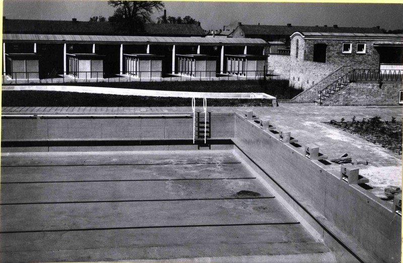 J.J. van Deinselaan 1954 De bouw van zwembad Het Diekman is voltooid..jpg