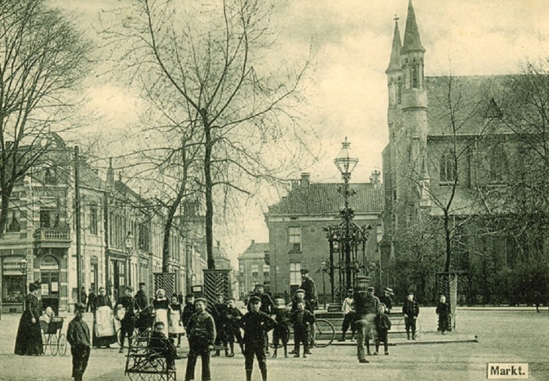 Markt Fontein met oude R.K. Kerk Jacobus 1910.jpg