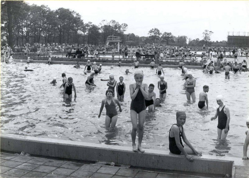 J.J. van Deinselaan Diekman zwembad(2).jpg