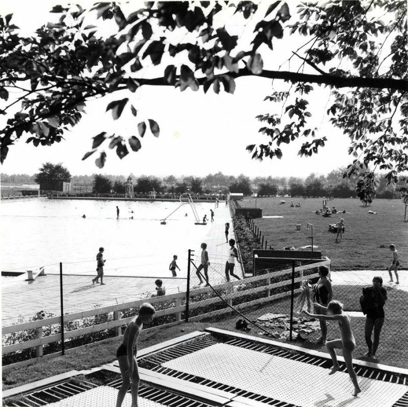 Keppelerdijk 1970 Zwembad Klein Zandvoort met ligweide.jpg