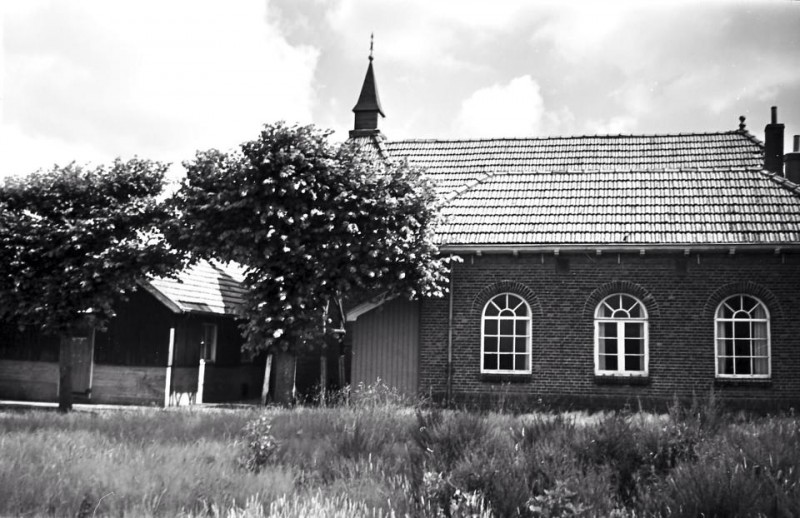 Olieslagweg kerkje links verenigingsgebouw.jpg