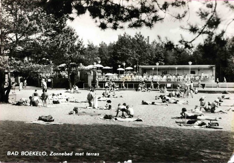 Beckumerstraat 1955 Bad Boekelo met zonnebadende mensen.jpg