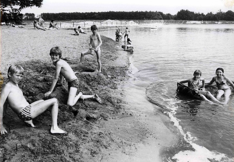 Rutbeek 20-7-1978 Recreatiepark Het Rutbeek, spelende kinderen in en aan het water.jpg