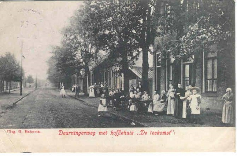 Deurningerweg hoek roomweg-walhofstraat rond 1905 koffiehuis de toekomst.jpg